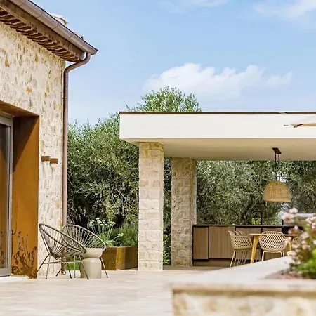 Scappo In Umbria, Il Momento Todi